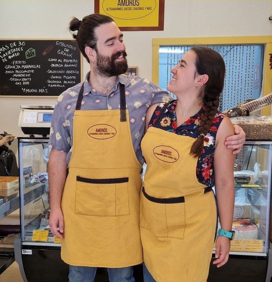 Sergio y Asun con los delantales de Amorós delante del mostrador