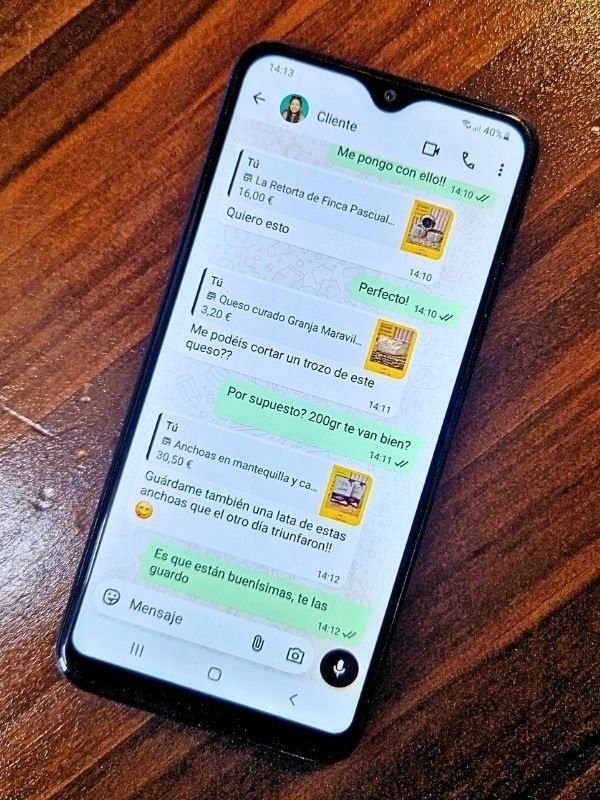 Conversación de WhatsApp de un cliente pidiendo queso y anchoas a la tienda